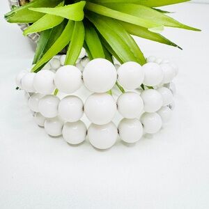 SOLDVTG 60s White Acrylic Layered Graduated Bead Silver Tone Expandable Bracelet